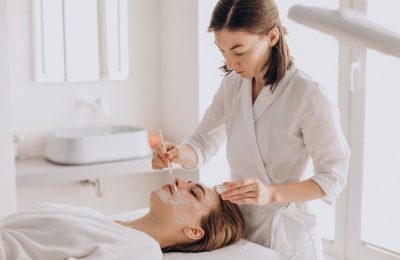 Сияющая кожа без пятен: как с помощью грамотного ухода избавиться от пигментации